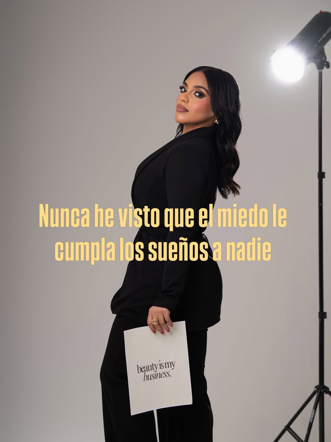Alondra Krystal durante una sesión editorial de Beauty by Krys