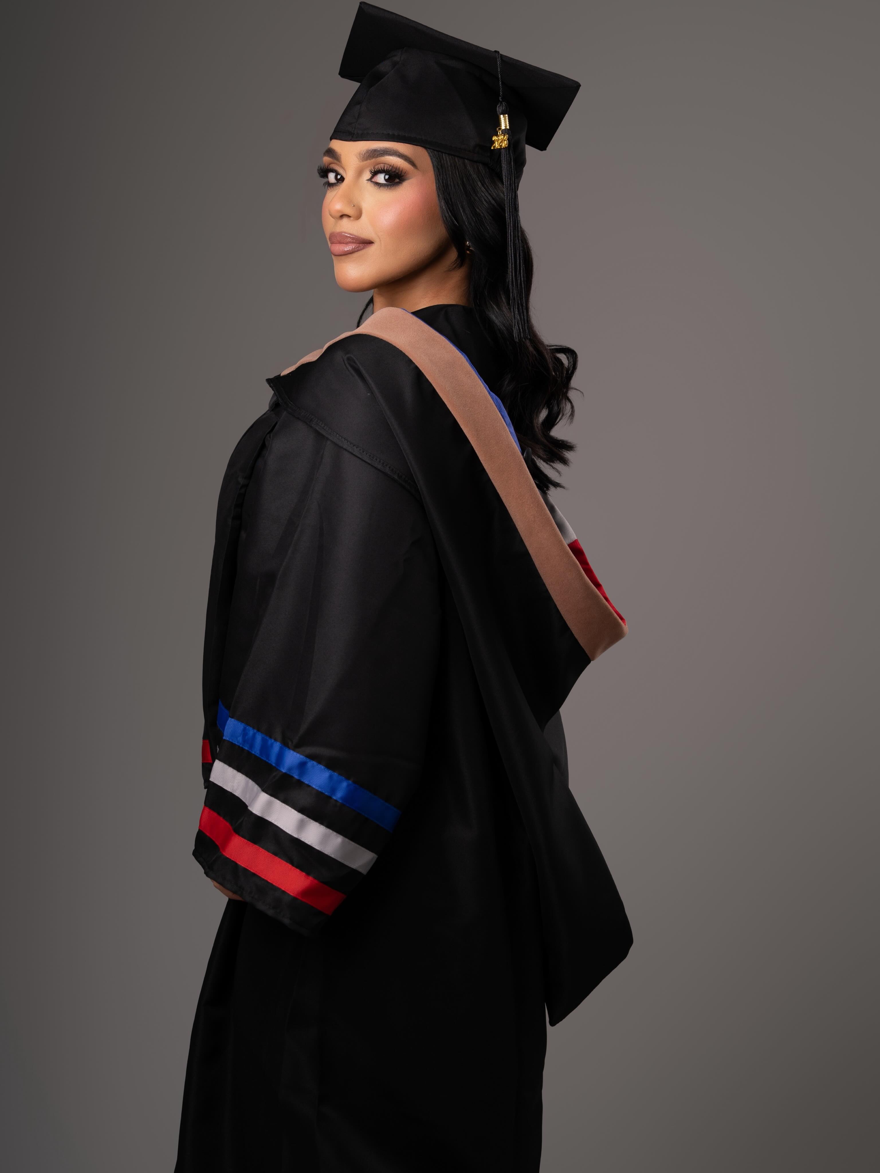 Retrato de Alondra Krystal con birrete y toga académica