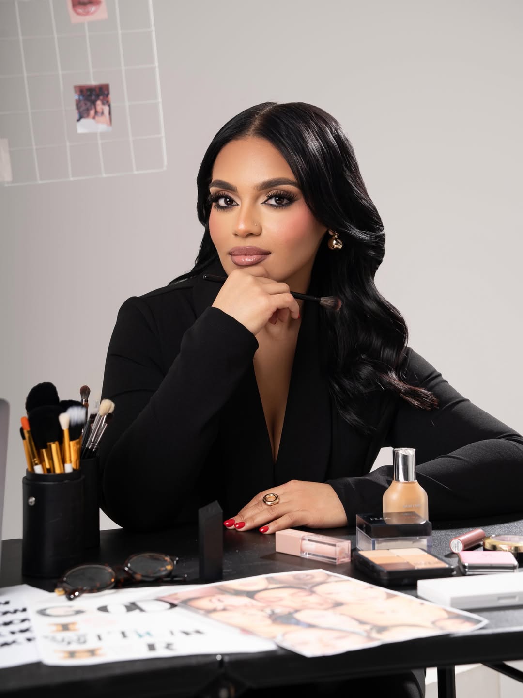 Alondra Krystal, makeup artist de Beauty by Krys, en su mesa de trabajo