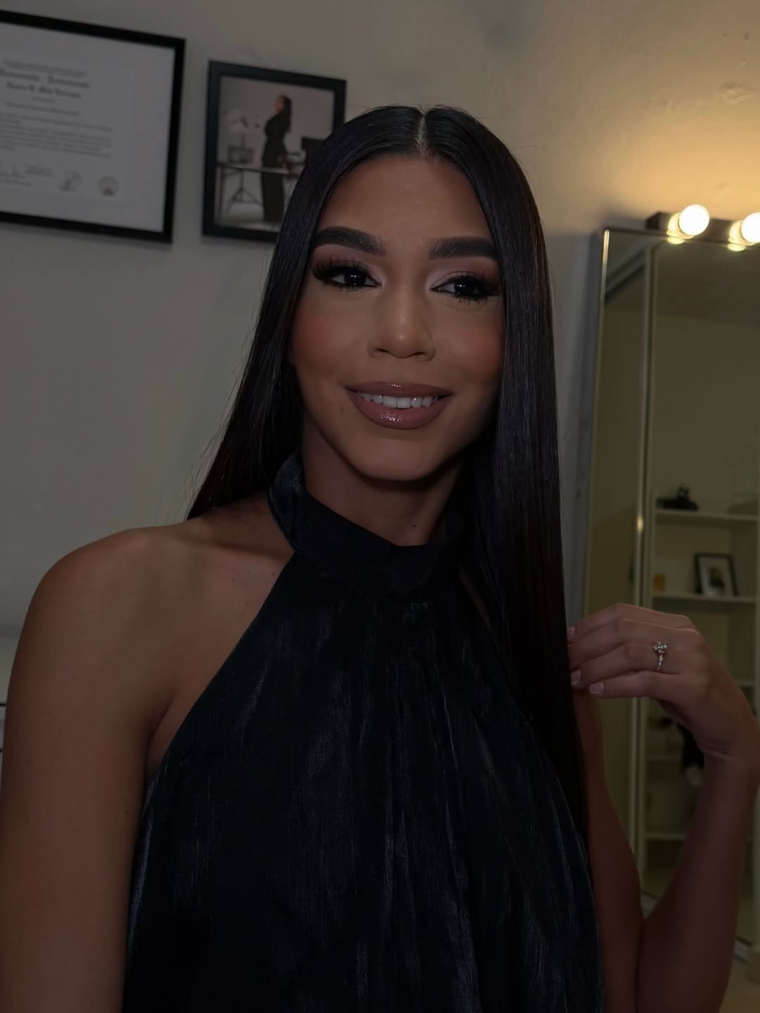 Look de maquillaje de ojos y acabado glossy publicado por Beauty by Krys